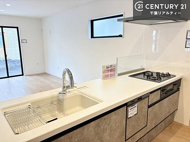 大人気の対面式システムキッチンを採用しています！ご家族のコミュニケーションが自然と増える設計です。お子様にも目が届くので嬉しいですね！広々使えて快適で作業が進みます。