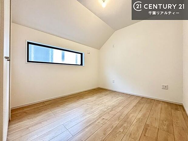 明るく温もりがあり、換気もしっかりできます！朝起きて、背伸びをしつつ深呼吸をし良い朝を迎え入れることが出来そうですね！