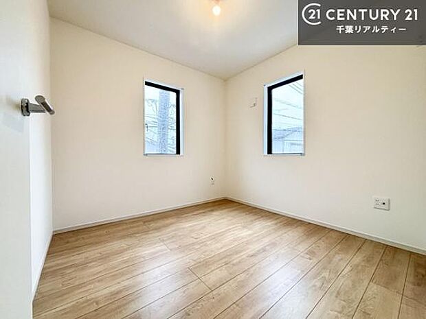 優しい光が差し込む洋室は、朝の目覚めも気持ちが良さそうですね。おうち時間もゆったりと過ごすことができます。