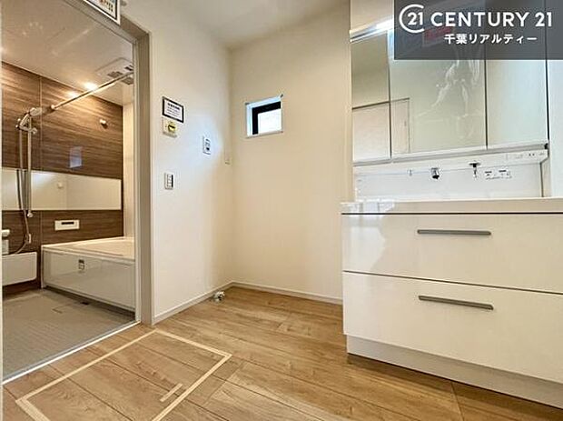 三面鏡仕様の洗面所は、身だしなみがしやすい造り！裏は収納になっています。ドライヤーやお化粧道具を片付けられるので洗面台周りをスッキリと見せることが出来ます！