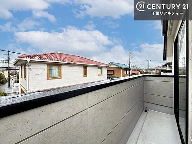 陽当たりの良いバルコニーで、お洗濯物もよく乾きそうですね！お天気の良い日にはバルコニーへ出てリフレッシュするのも気持ちよさそうです。