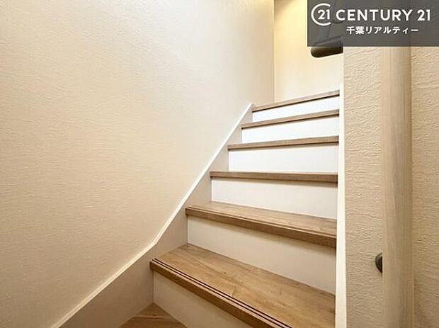 階段は明るく手摺りもついています！お子様やご年配の方も安心してご利用頂けますね！