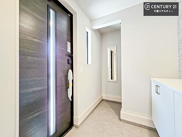 疲れて帰ってきても、ただいま！を言いたくなる、優しく迎え入れてくれる空間になっています。明るく温もり溢れる玄関です！