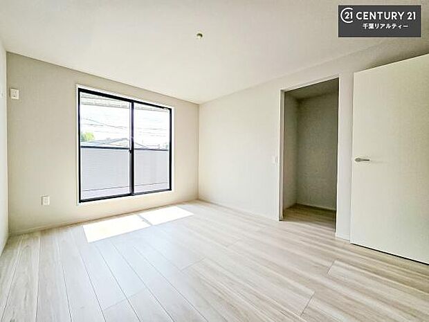 明るく温もりがあり、換気もしっかりできます！朝起きて、背伸びをしつつ深呼吸をし良い朝を迎え入れることが出来そうですね！