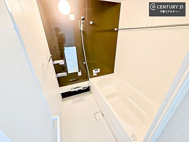 落ち着きある大人の雰囲気のバスルームは、味が出ていてバスタイムが充実！お仕事頑張っているご褒美にお好みの匂いの入浴剤を入れて、楽しんでみてはいかがでしょうか？