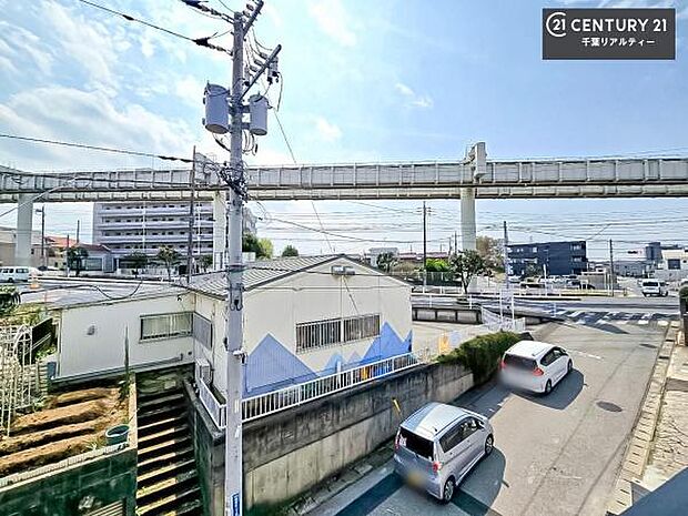 落ち着きある住宅街です！周囲には高い建物がなく、空が広く開放感があり、陽当たりを大きく遮られることもありません！気持ちの良い風が通り抜ける街並みです！