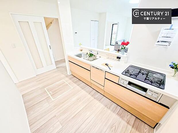 作業がしやすいシステムキッチンです！収納がたくさん付いているので、調理スペースに物を置かなくて済むので、広々使えて、快適に作業ができます！