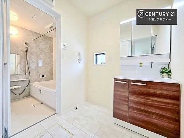 三面鏡仕様の洗面所は、身だしなみがしやすい造り！裏は収納になっています。ドライヤーやお化粧道具を片付けられるので洗面台周りをスッキリと見せることが出来ます！