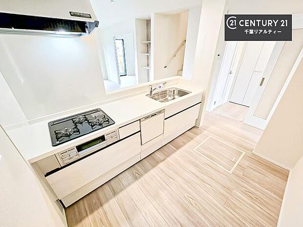 ゆとりある調理スペースで作業がしやすい快適なキッチンです!お子様と一緒にお菓子造りも楽しめる広々スペースです。楽しい調理時間になりそうですね!