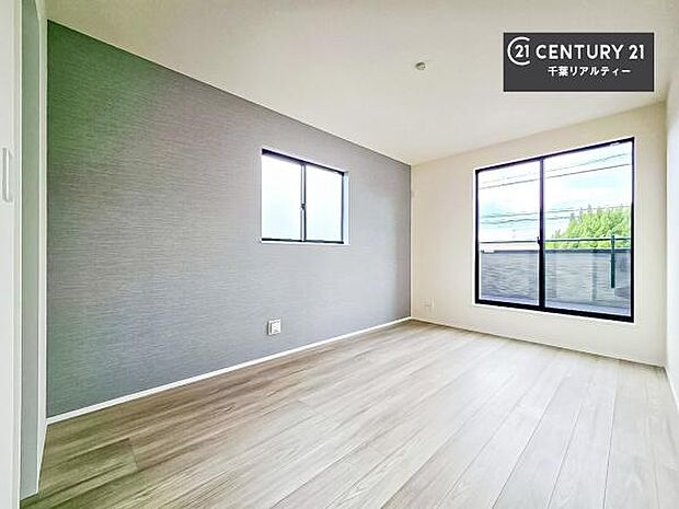 バルコニーに面している洋室です。明るく温もりがあり、換気もしっかりできます!朝起きて、外に出て背伸びをしつつ深呼吸をし良い朝を迎え入れることができます。