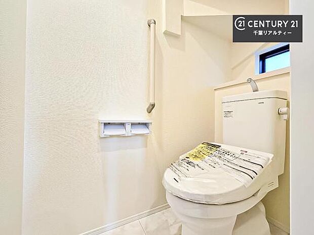 1・2階にトイレがございます!朝の忙しい時間帯も待たずにすみそうですね。白を基調とした清潔感のあるトイレでお手入れがしやすいです!