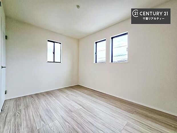 2面採光を確保した明るい室内は、風通しも良く、明るく大変居心地の良い空間となっております。リラックスして過ごせる心地の良いお部屋です!朝の目覚めがスッキリしますね!