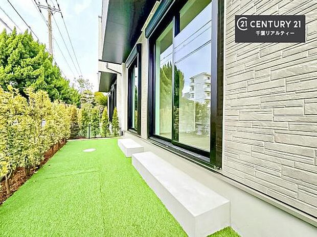 陽当たり良好なお庭です!晴れた日には青い空を見渡せる開放的な時間を楽しめます。ガーデニングや家庭菜園も楽しめます!