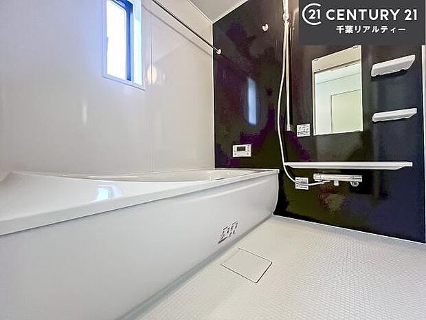 落ち着きある大人の雰囲気のバスルームは、味が出ていてバスタイムが充実!お仕事頑張っているご褒美にお好みの匂いの入浴剤を入れて、楽しんでみてはいかがでしょうか?