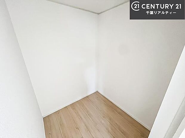 ウォークインクローゼット付きです。たくさんのお洋服などを収納しておけそうですね！他にも扇風機や加湿器など季節物の大きな家電も収納できます！