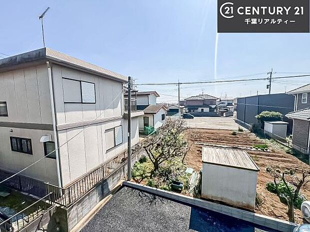 落ち着きある住宅街です！周囲には高い建物がなく、空が広く開放感があり、陽当たりを大きく遮られることもありません！気持ちの良い風が通り抜ける街並みです！