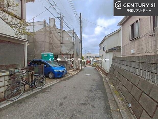 前面道路は4m!陽当り良好な立地です。車庫入れが苦手な方も安心ですね。