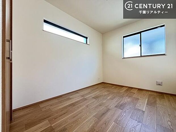 洋室は子供部屋や寝室、色々と用途多彩に利用できますね。収納力もたっぷりなので、広々気持ちよく過ごすことができます。