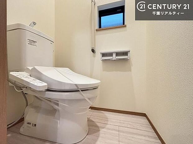 1・2階にトイレがございます!朝の忙しい時間帯も待たずにすみそうですね。白を基調とした清潔感のあるトイレでお手入れがしやすいです!