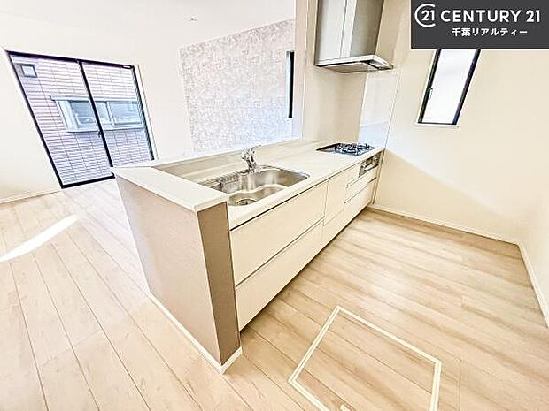 大人気の対面式システムキッチンを採用しています！ご家族のコミュニケーションが自然と増える設計です。お子様にも目が届くので嬉しいですね！広々使えて快適に作業が進みます。