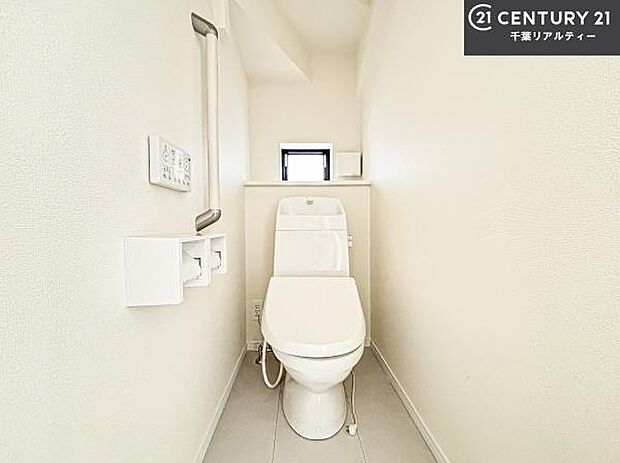 清潔感のある色味のお手洗いです！さわやかでスッキリする空間です！白を基調としているので、お手入れがしやすいトイレです！