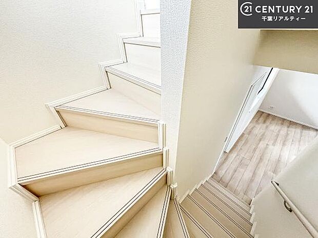 階段は明るく手摺りもついています！お子様やご年配の方も安心してご利用頂けますね！