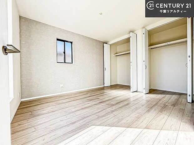 収納スペースがついています！居室をスッキリ整頓する事ができますね。家具を選ばないシンプルなデザインの為、家具を選ばずお気に入りの空間作りができそうですね。