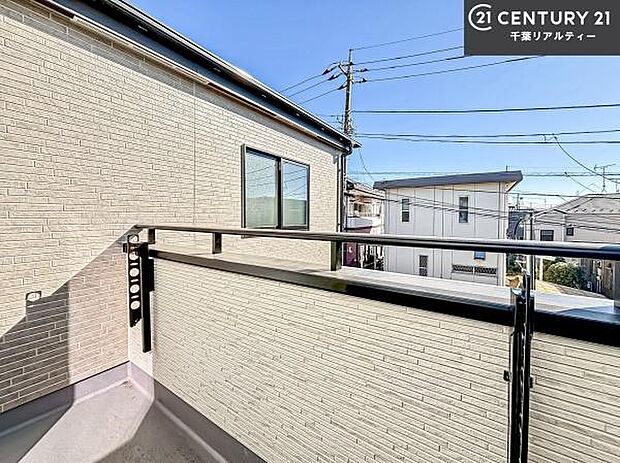 落ち着きある住宅街です!周囲には高い建物がなく、空が広く開放感があり、陽当たりを大きく遮られることもありません!気持ちの良い風が通り抜ける街並みです!