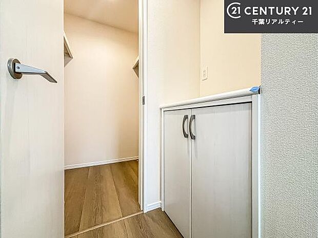 疲れて帰ってきても、ただいま!を言いたくなる、優しく迎え入れてくれる空間になっています。明るく温もり溢れる玄関です!