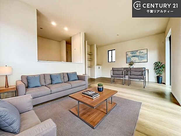 家具はCGパースです。大切な家族が集まるからこそLDKにはこだわりたい。子供たちが元気に笑いながら走り回っている姿を見た時が「広い家にして良かった」と思う瞬間です。