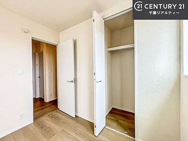 収納力のある洋室です。お部屋もすっきり広々と使えて気持ちが良いです!キレイな明るいお部屋で過ごすのは、更にのんびりゆっくりできますね!