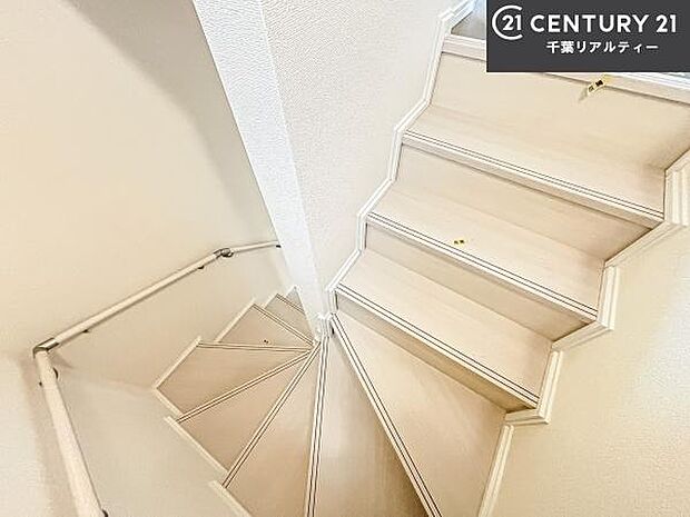 階段は明るく手摺りもついています!お子様やご年配の方も安心してご利用頂けますね!