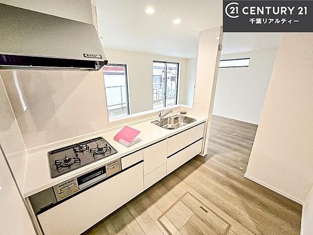 大人気の対面式システムキッチンを採用しています！ご家族のコミュニケーションが自然と増える設計です。お子様にも目が届くので嬉しいですね！広々使えて快適で作業が進みます。