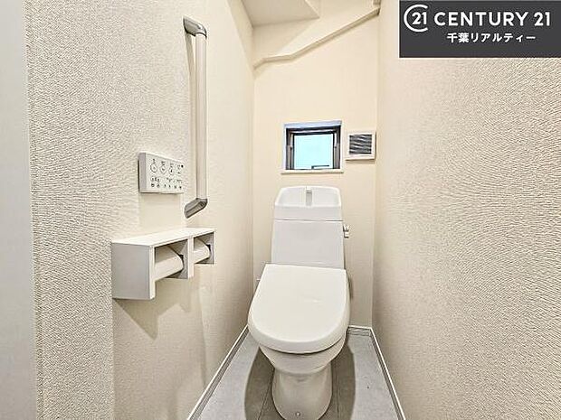 1・2階にトイレがございます！朝の忙しい時間帯も待たずにすみそうですね。白を基調とした清潔感のあるトイレでお手入れがしやすいです！