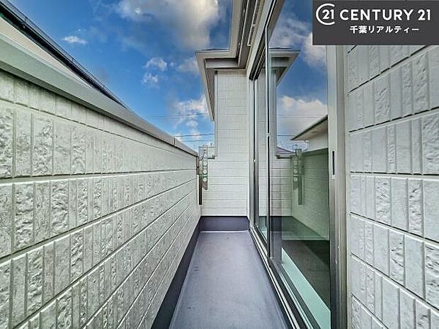 陽当たりの良いバルコニーで、お洗濯物もよく乾きそうですね!お天気の良い日にはバルコニーへ出てリフレッシュするのも気持ちよさそうです。