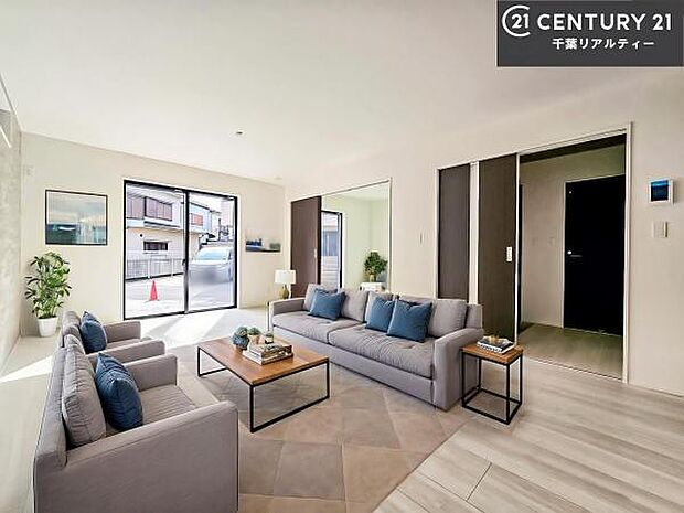 家具はCGパースです。開放感のある広々LDK!ソファーやダイニングテーブルを置いても窮屈にならないので快適に過ごせます!コミュニケーションが取りやすいリビングです!