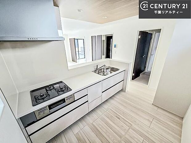 ゆとりある調理スペースで作業がしやすい快適なキッチンです！お子様と一緒にお菓子造りも楽しめる広々スペースです。楽しい調理時間になりそうですね！