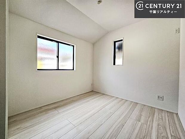 掃き出し窓がないお部屋は、お子様のお部屋としても安心です！収納スペースも充実しているので散らかったお部屋をサッと片付けられます！