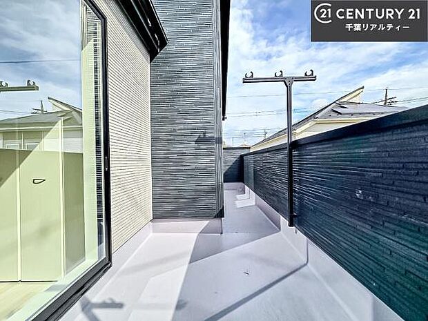 陽当たりの良いバルコニーで、お洗濯物もよく乾きそうですね!お天気の良い日にはバルコニーへ出てリフレッシュするのも気持ちよさそうです。