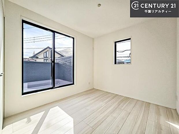 バルコニーに面している洋室です。明るく温もりがあり、換気もしっかりできます!朝起きて、外に出て背伸びをしつつ深呼吸をし良い朝を迎え入れることができます。