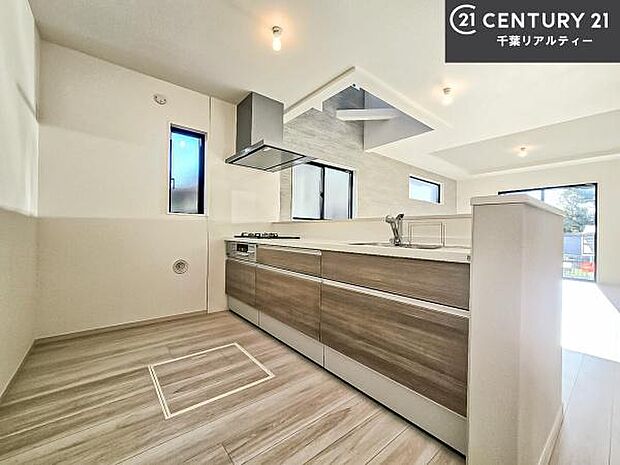 大人気の対面式システムキッチンを採用しています！ご家族のコミュニケーションが自然と増える設計です。お子様にも目が届くので嬉しいですね！広々使えて快適で作業が進みます。