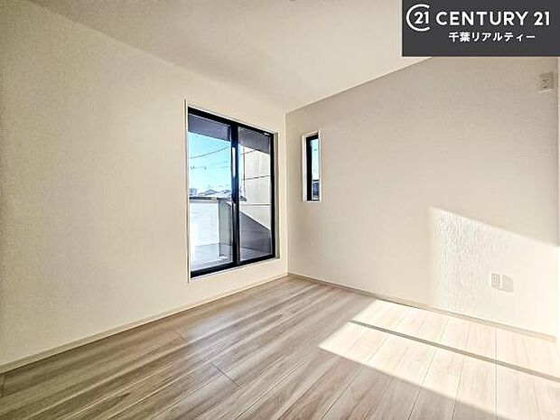 明るく温もりがあり、換気もしっかりできます！朝起きて、背伸びをしつつ深呼吸をし良い朝を迎え入れることが出来そうですね！