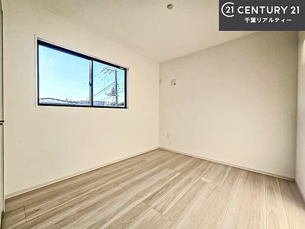 掃き出し窓がないお部屋は、お子様のお部屋としても安心です！収納スペースも充実しているので散らかったお部屋をサッと片付けられます！