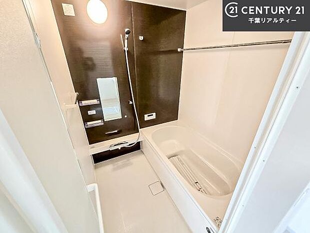 落ち着きある大人の雰囲気のバスルームは、味が出ていてバスタイムが充実！お仕事頑張っているご褒美にお好みの香りの入浴剤を入れて、楽しんでみてはいかがでしょうか？