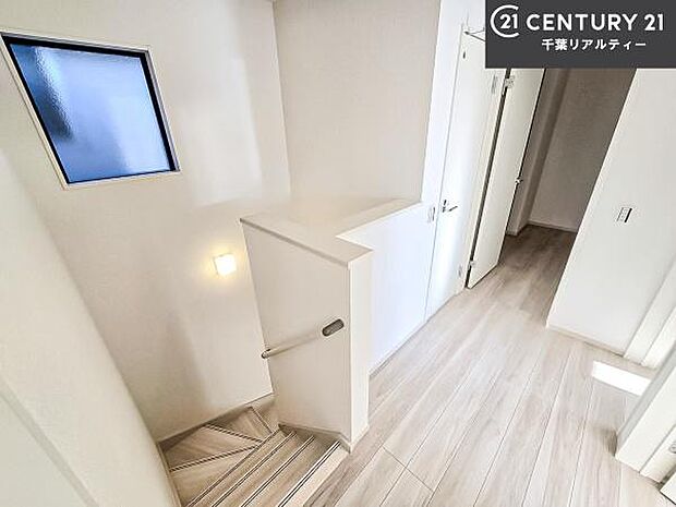 階段は明るく手摺りもついています！お子様やご年配の方も安心してご利用頂けますね！