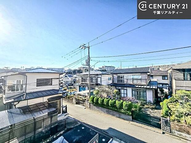落ち着きある住宅街です！周囲には高い建物がなく、空が広く開放感があり、陽当たりを大きく遮られることもありません！気持ちの良い風が通り抜ける街並みです！