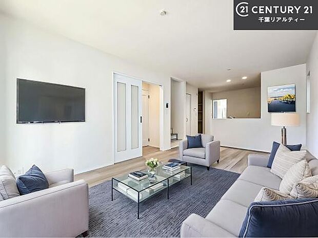 家具はCGパースです。開放感のある広々LDK!ソファーやダイニングテーブルを置いても窮屈にならないので快適に過ごせます!コミュニケーションが取りやすいリビングです!