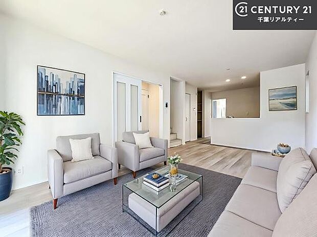 家具はCGパースです。心地良いリビングは家族が自然と集まります。家族団欒の時間が増えそうです。ご家族と、より一層充実した時間を過ごせそうですね。