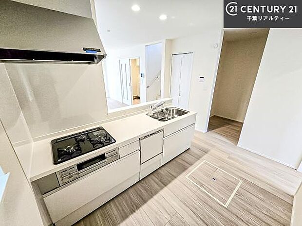 ゆとりある調理スペースで作業がしやすい快適なキッチンです！お子様と一緒にお菓子造りも楽しめる広々スペースです。楽しい調理時間になりそうですね！