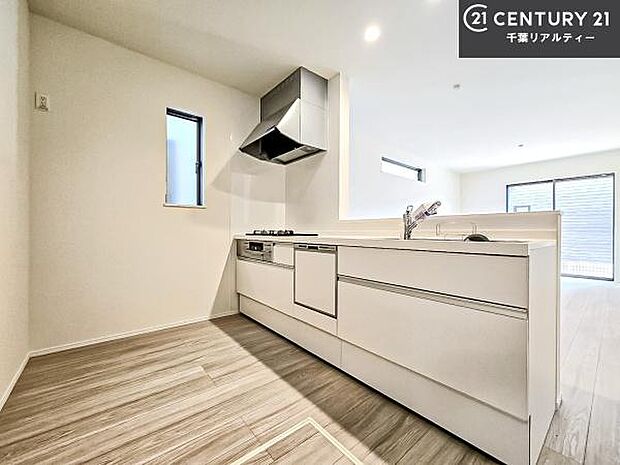 大人気の対面式システムキッチンを採用しています！ご家族のコミュニケーションが自然と増える設計です。お子様にも目が届くので嬉しいですね！広々使えて快適で作業が進みます。